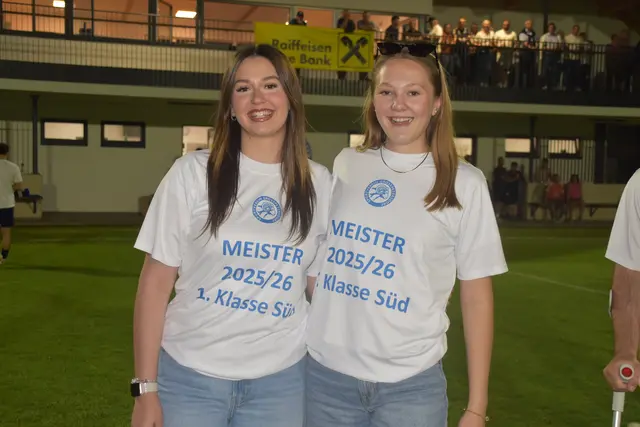 Strahlende Mit-Meisterinnen: Trainertochter Alina Homonnai und Nachwuchskickerin Jana-Marie Weber-Kelemen | Foto: MeinBezirk/Michael Strini