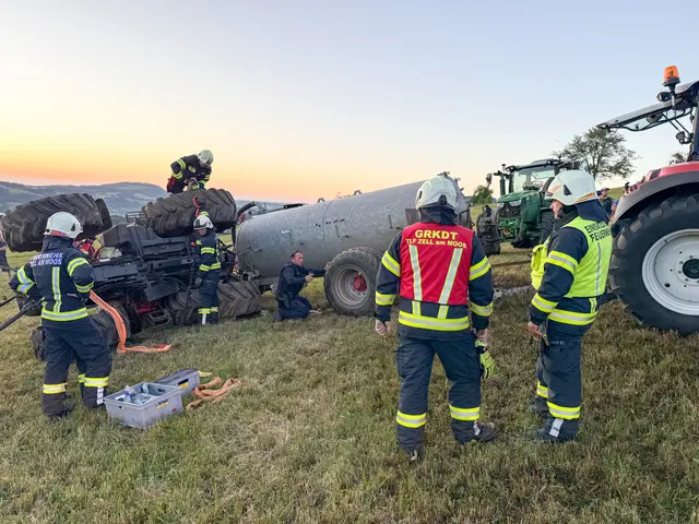 Der Traktor und das Güllefass wurden mittels Seilwinden der Feuerwehrfahrzeuge und mit Hilfe von Traktoren umliegender Landwirte aufgestellt und geborgen.  | Foto: Christian Stoxreiter