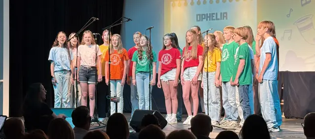 So bunt wie die T-Shirts der Schülerinnen und Schüler war auch das Programm zu 20 Jahre Musikmittelschule Eibiswald. | Foto: MeinBezirk/ Susanne Veronik