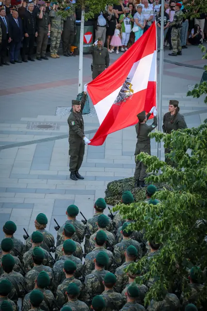 Rekruten mit Österreichfahne