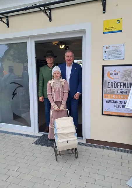 Bürgermeister Erich Rasner, Johanna und Landtagsabgeordneter Franz Dinhobl. | Foto: Binder