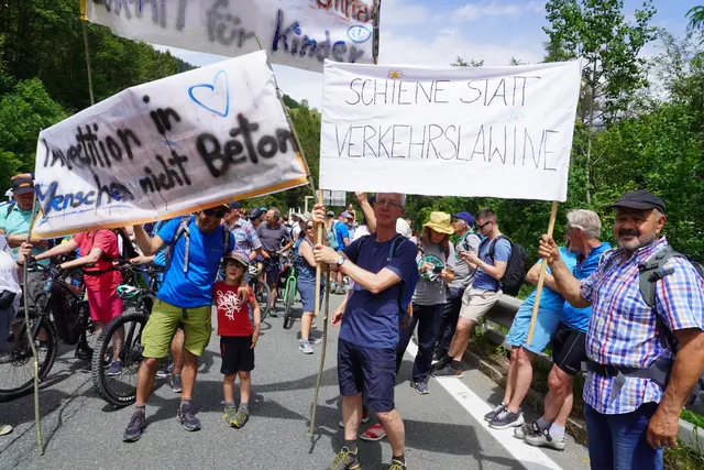 "Tiroler für Tiroler" meinte diese Gruppe aus Mieming, Pfaffenhofen und Mils sowie der Waldorfschule Innsbruck | Foto: Kainz