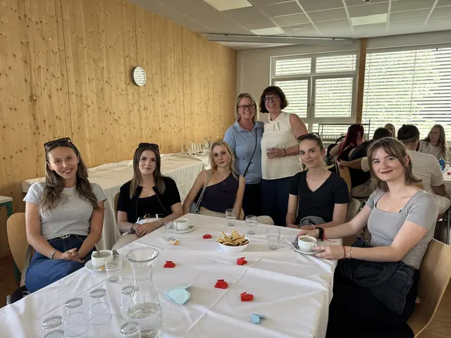 Beim Absolvententreff freuten sich viele ehemalige Schülerinnen und Schüler, bekannte Gesichter wiederzusehen. | Foto: Elena Fuchsbauer