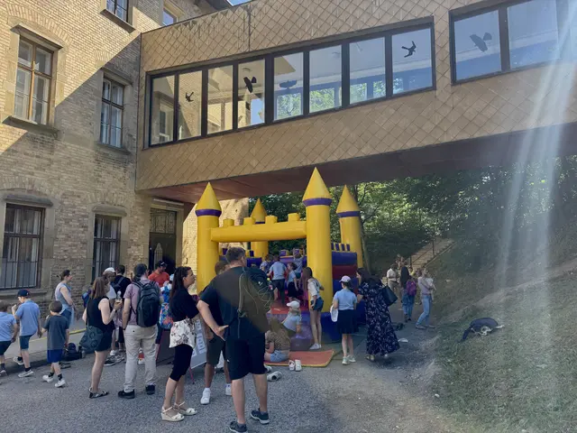 Vor allem die jüngeren Gäste hatten viel Spaß in der Hüpfburg. | Foto: Elena Fuchsbauer