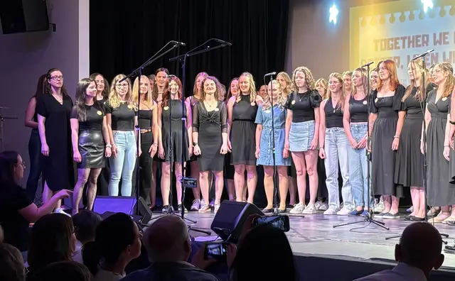 "Together we are better": Einfach miteinander singen verbindet, auch wenn man schon gar nicht mehr die Schulbank drückt… | Foto: MeinBezirk/Susanne Veronik 