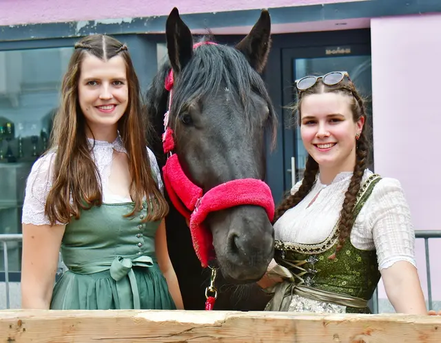 Fiona und Verena haben sich für den Pferdemarkt passend gestylt