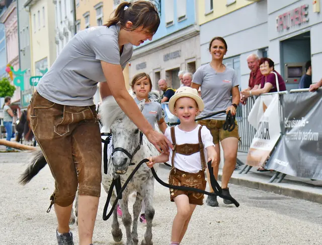 Carina aus Attnang geniesst den Auftritt