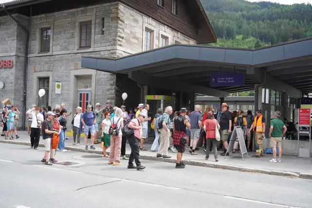 Viele kamen mit der Bahn | Foto: Kainz