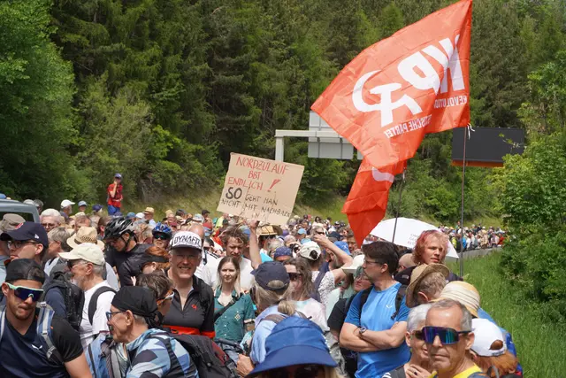 Warten auf den gemeinsamen Einmarsch zur Kundgebung. | Foto: Kainz