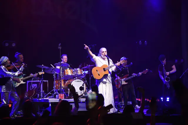Die achtköpfige Band performte sowohl ruhige Balladen als auch energiegeladene Rocknummern, geschrieben von Makazaria. | Foto: Elena Fuchsbauer