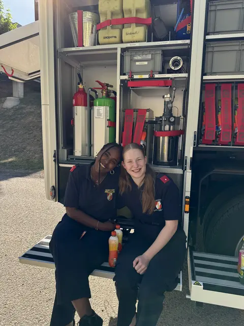 Die Mitglieder der Feuerwehr Pressbaum Eleni Puschnig und Tabea Weß gaben den Kindern spannende Einblicke in ihre Arbeit. | Foto: Elena Fuchsbauer