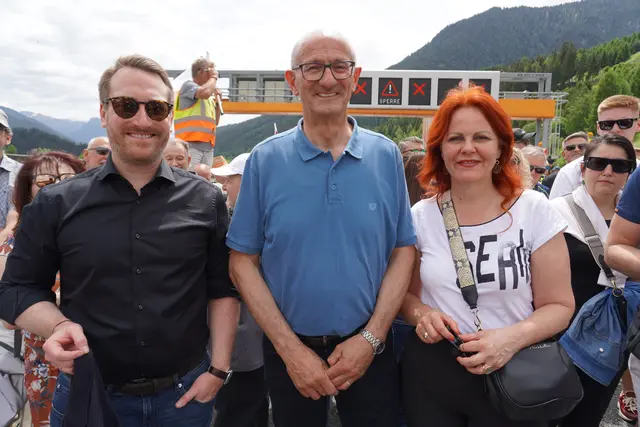 Unter's "Fußvolk" gemischt haben sich die angekündigt LH Anton Mattle, LHStv. Philip Wohlgemuth und LR Cornelia Hagele.  | Foto: Kainz