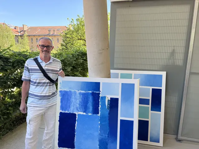 Mittelschullehrer Wolfgang Ziller lud die Kinder an einer Kreativstation dazu ein, abstrakte Bilder im Stil von Piet Mondrian zu gestalten. | Foto: Elena Fuchsbauer