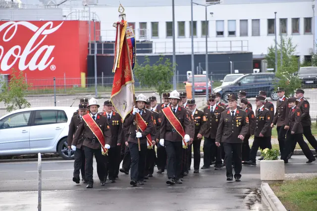 Feierlicher Aufmarsch der Feuerwehr.  | Foto: Stefan Schneider/MeinBezirk