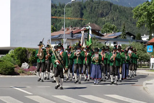 Feierlicher Auftakt: Einmarsch der Musikkapelle Mils und der Milser Schützen beim Festakt. | Foto: Kendlbacher