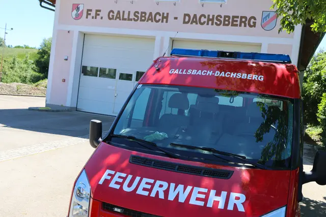 Nach der notärztlichen Erstversorgung wurde der 16-Jährige von der Feuerwehr aus dem Graben gerettet und anschließend ins Klinikum Wels eingeliefert. | Foto: laumat.at/Matthias Lauber