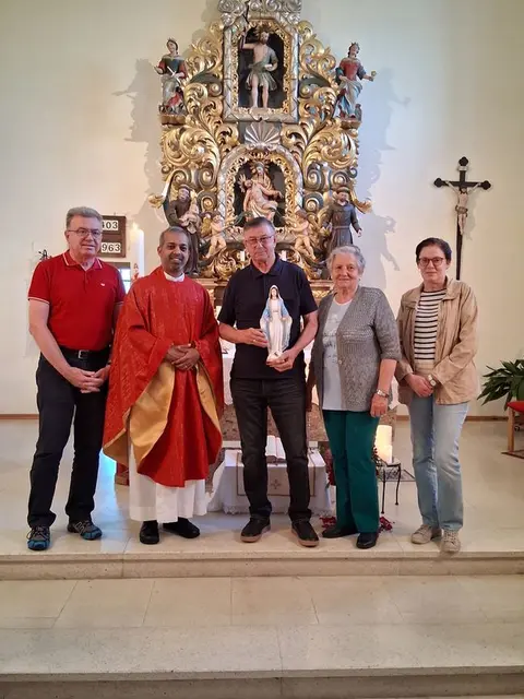 Segnung der Marienstatue in der Bergkirche Oberpetersdorf: Werner Schöll, Pfarrer Shinto Michael, Erich und Maria Schock sowie Karla Schöll. | Foto: Werner Schöll