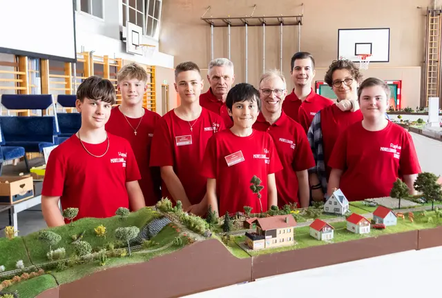 Christian Kainz (links), Christoph Lehner und Modellbahnbau-Schüler | Foto: Regina Courtier
