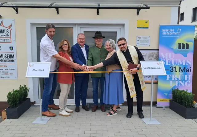 Vizebürgermeister Hubert Kornfeld, Obfrau des Dorferneuerungsvereins Gaby Grundtner, Landtagsabgeordneter Franz Dinhobl, Bürgermeister Erich Rasner, Regionsobfrau und Bürgermeisterin Michaela Walla und Pfarrer Mag. Thomasz Kubien. | Foto: Binder