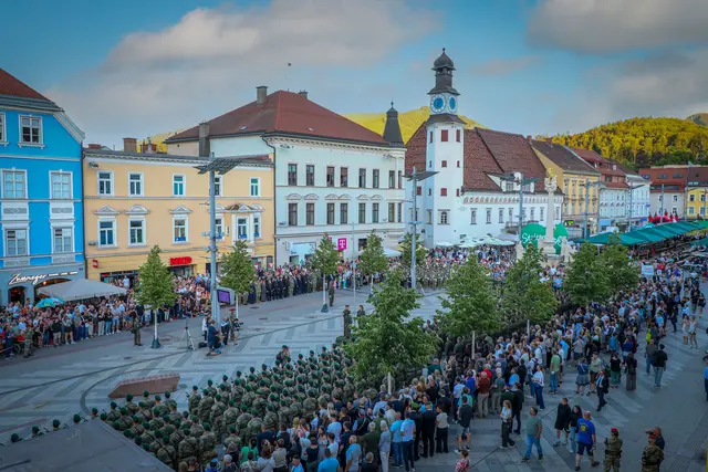 Hunderte Rekruten legen am Leobener Hauptplatz ihr Treuegelöbnis ab