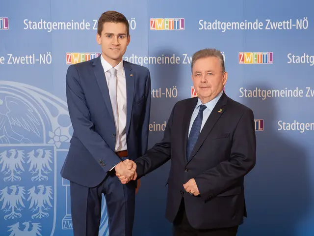 Bürgermeister Franz Mold (r.) und Vizebürgermeister Leutgeb (l.) ziehen eine positive erste Bilanz der Zusammenarbeit. | Foto: fotozwettl.at/C.Schindler