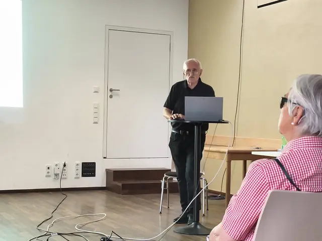 Dr. Eckhard Oberklammer beleuchtete im Pfarrheim Mauthausen die Frage: „USA. Demokratie oder Diktatur?