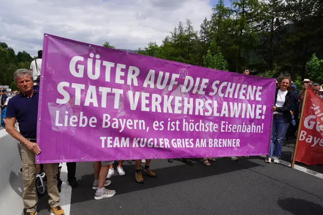 Eines der größten Plakate haben Andrea Leitner und Hans Cammerlander vom Grieser Team Kugler mitgetragen. | Foto: Kainz