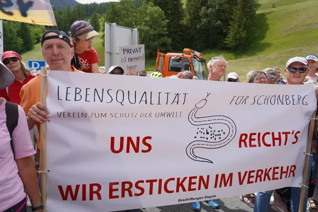 "Uns reicht's, wir ersticken im Verkehr", ließen auch Wolfgang Prisse und Manfred Kerber vom Verein "Lebensqualität für Schönberg" wissen. | Foto: Kainz