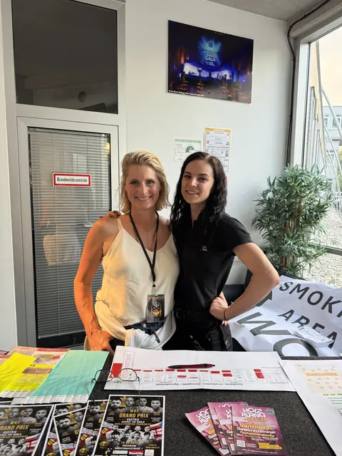 Die Besucherinnen und Besucher wurden von Sabrina Oswald und Clara Gutscher beim Eingang begrüßt. | Foto: Elena Fuchsbauer