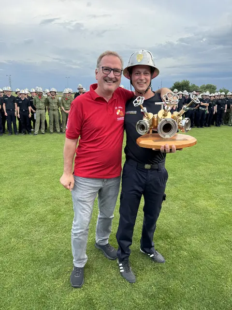 Bürgermeister Roman Zehetbauer gratulierte seinen flotten Männern der Feuerwehr Schützen am Gebirge zu Tagessieg.  | Foto: BFKDO-EU