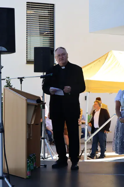 Eröffnung mit Tradition: Segnung des neuen Gesundheitszentrums durch Pfarrer Norbert Zur. | Foto: Kendlbacher
