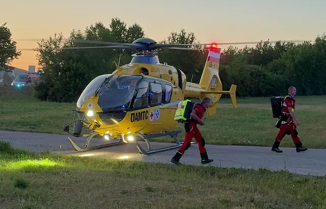 Der schwer verletzte Fahrer wurde mit dem Rettungshubschrauber ins Spital gebracht. | Foto: BFKDO BADEN / Stefan Schneider