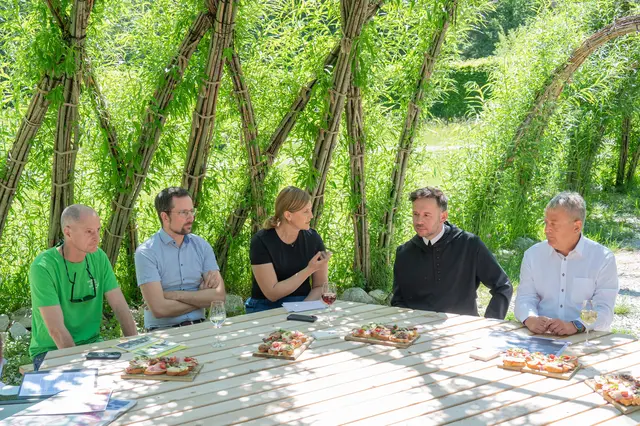 Luden zur Pressekonferenz: Herbert Wölger (Nationalpark Gesäuse), Oliver Gulas-Wöhri (Natur-und Geopark Steirische Eisenwurzen), Jaqueline Egger (TVB Gesäuse), Maximilian Schiefermüller (Stift Admont) und Gerhard Wendl (JUFA) | Foto: Andreas Hollinger