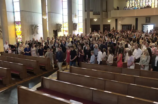 Einzug der Firmlinge und ihrer Paten in die Kirche. | Foto: Santrucek