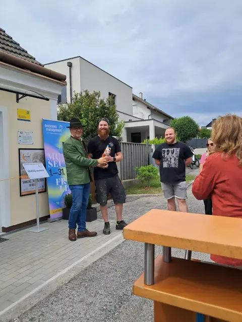 Überreichung der Geschenke an Helferinnen und Helfer. | Foto: Binder