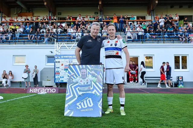 David Radouch – hier mit Obmann Josef Wiesinger – und Bad Leonfelden – ein Märchen, wie es nur der Fußball schreiben kann: 302 Tore für die Ewigkeit. | Foto: SU vortuna Bad Leonfelden