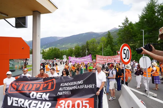 Die Demo bekann mit einem gemeinsamen Einmarsch. An der Front: Die Ortschefs von Matrei, Steinach, Gries und Ellbögen mit SP-NR Selma Yildirim und FP-LA Evelyn Achhorner  | Foto: Kainz