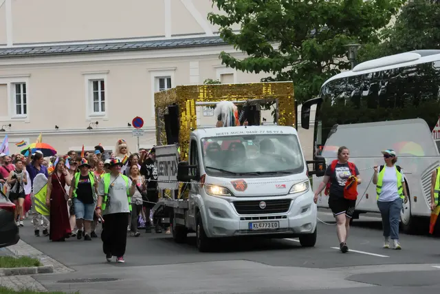 Start der Regenbogen-Parade mit Wagen von Queerinthia | Foto: Matthias Pogatschnig
