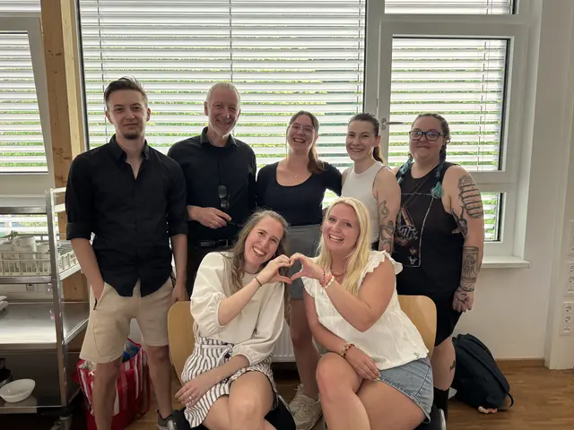 Ein Wiedersehen mit ihrem ehemaligen Klassenvorstand: Die Absolventen trafen beim Baratfest auf den heutigen BAfEP Direktor Peter Brunner. | Foto: Elena Fuchsbauer