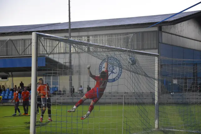 Mate Szukics streckte sich beim Freistoß von Fabio Jani, war aber chancenlos - 7:1. | Foto: MeinBezirk/Michael Strini