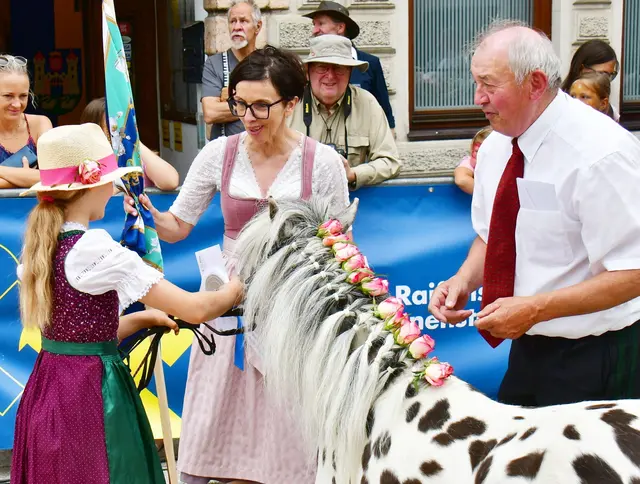 Bgmin Mag. Doris Staudinger und Obmann Johann Qirchmayr-Katterl überreichten die Preise und Erinnerungsflagge | Foto: A.Gasselsberger
