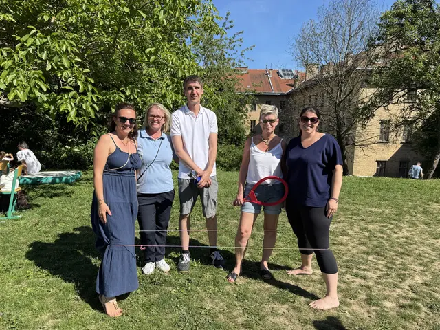 Mit Engagement sorgten die Lehrerinnen und Lehrer der Volksschule für Spiel und Spaß beim Baratfest. | Foto: Elena Fuchsbauer
