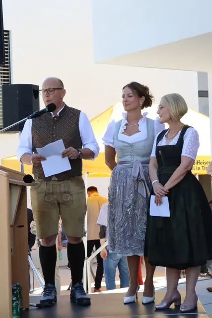 Raiffeisenbank-Vorstände Veronika Brand und Karin Kößler sowie Bankdirektor Peter Grassl. | Foto: Kendlbacher