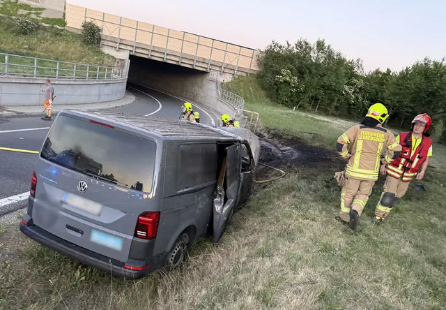 Ersthelfer konnten den Fahrer aus dem brennenden Fahrzeug befreien, noch ehe es in Vollbrand stand. | Foto: BFKDO BADEN / Stefan Schneider