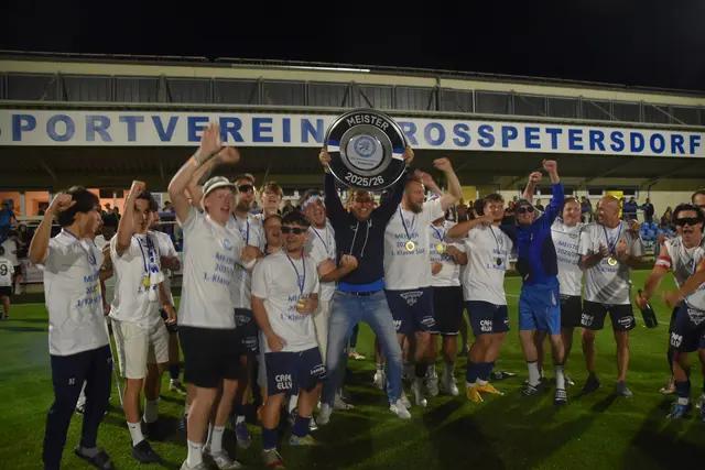 Obmann und Spieler jubeln mit der Meisterschale. | Foto: MeinBezirk/Michael Strini