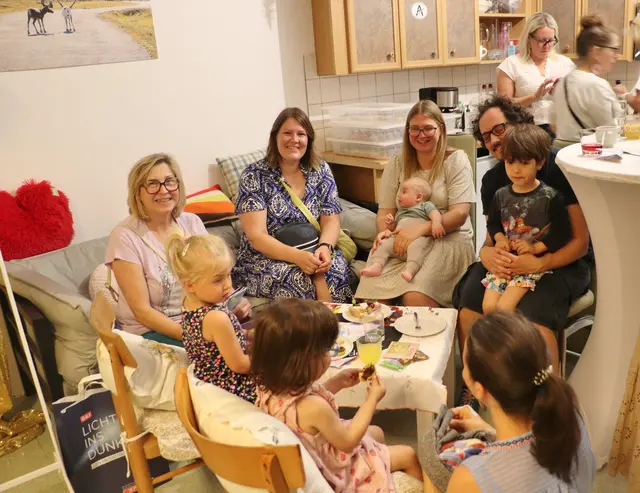 Eine Besonderheit der Schatzkiste ist ein gemütliches Plauder-Eck. Willkommen sind hier alle, nur die Geldbörse darf zu Hause bleiben.  | Foto: Edith Ertl