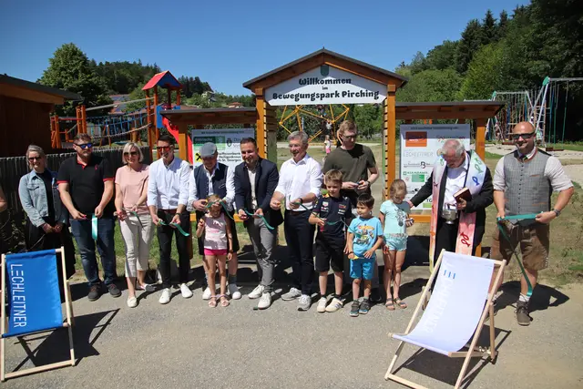 Die Ehrengäste und Kinder schnitten für die offizielle Eröffnung das grüne Band durch. | Foto: MeinBezirk/Herwig Brucker