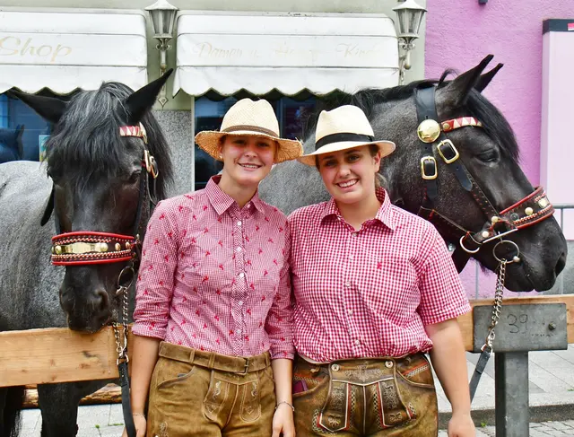 Lisa Etzer (re) mit Freundin Lara und 2 Blauschimmel