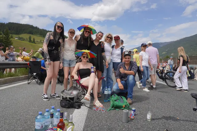 "Wir sind die Zukunft. Deshalb sind wir heute hier", so diese Gruppe von Jugendlichen aus Matrei. | Foto: Kainz
