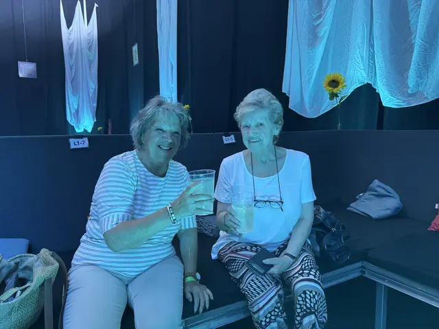 Brigitte Kutscherer und Gerda Döller freuten sich auf eine tolle Stimmung und die Musik | Foto: Elena Fuchsbauer